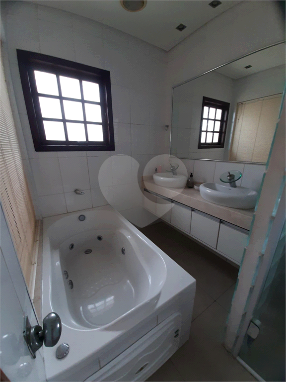 Casa térrea com 3 quartos (2 suítes), piscina, área gourmet e 4 vagas cobertas
