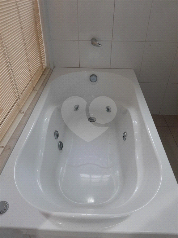 Casa térrea com 3 quartos (2 suítes), piscina, área gourmet e 4 vagas cobertas
