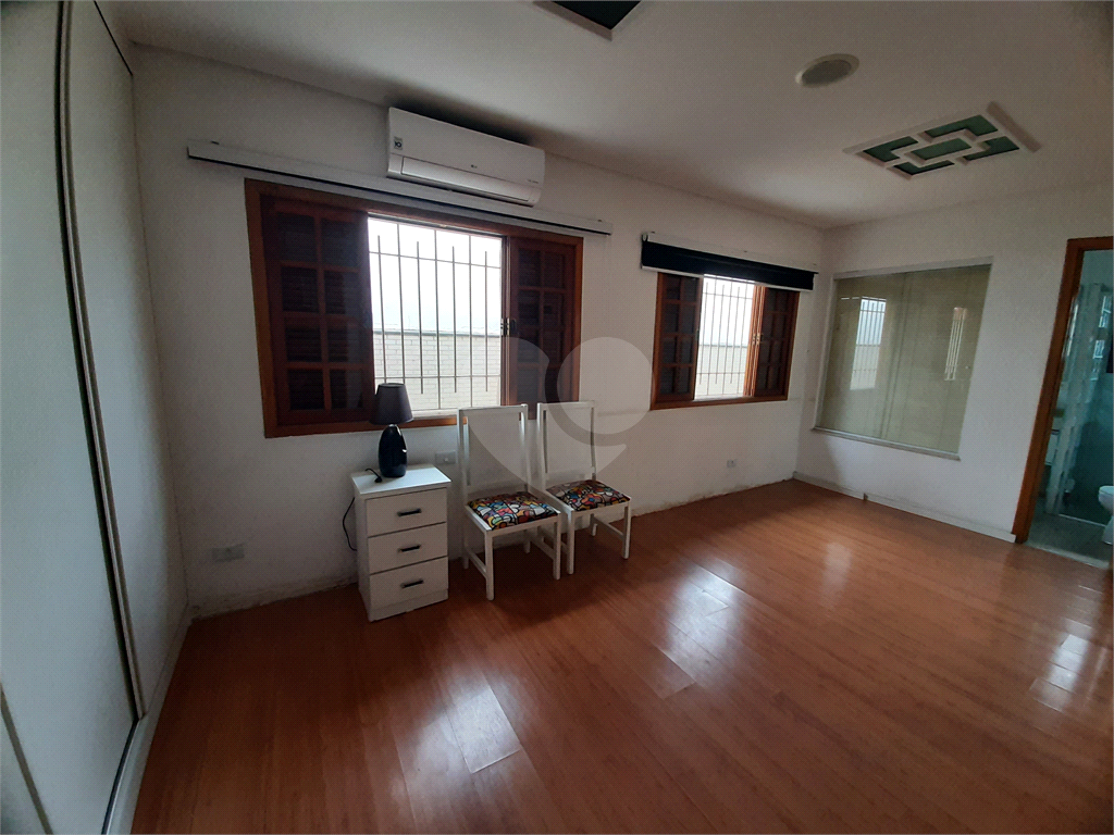 Casa térrea com 3 quartos (2 suítes), piscina, área gourmet e 4 vagas cobertas