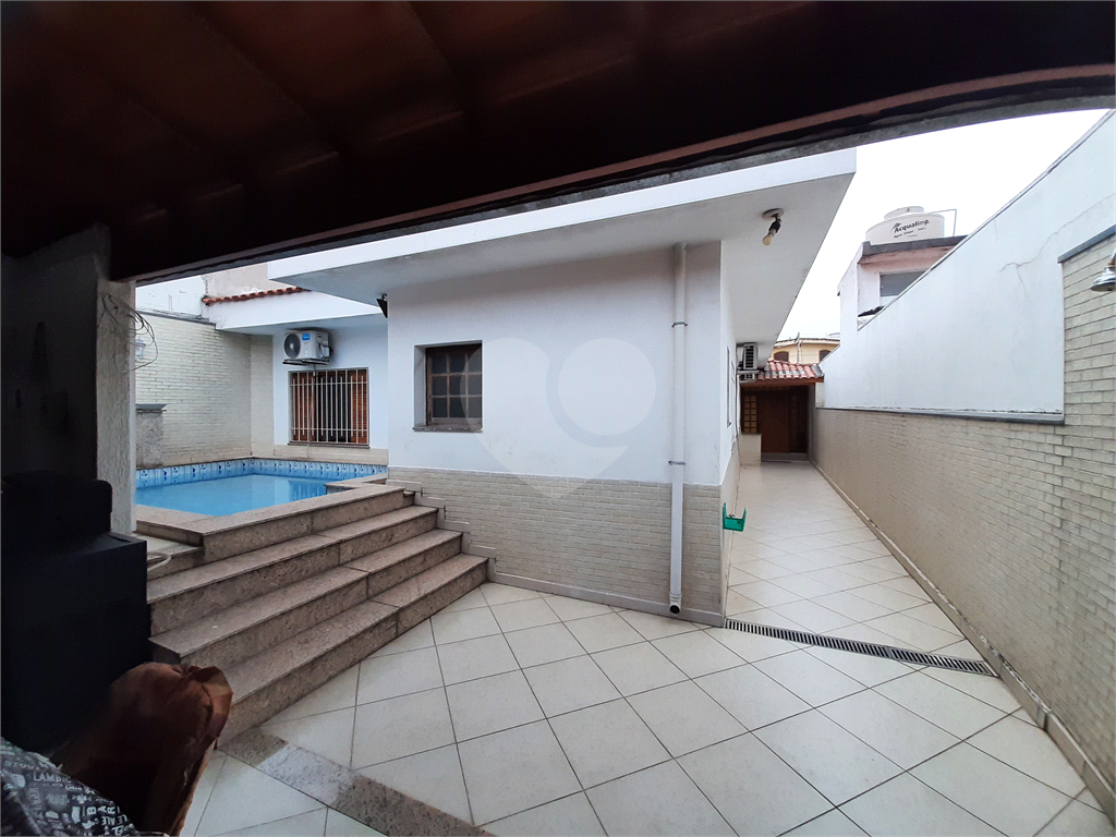 Casa térrea com 3 quartos (2 suítes), piscina, área gourmet e 4 vagas cobertas