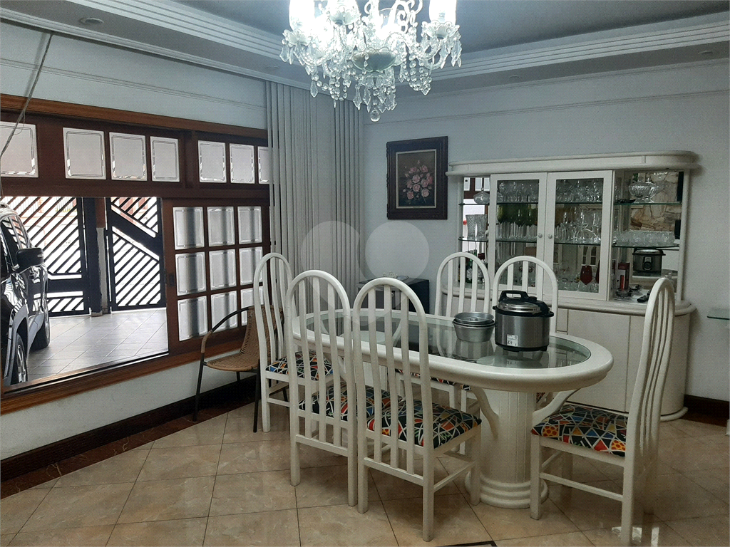 Casa térrea com 3 quartos (2 suítes), piscina, área gourmet e 4 vagas cobertas