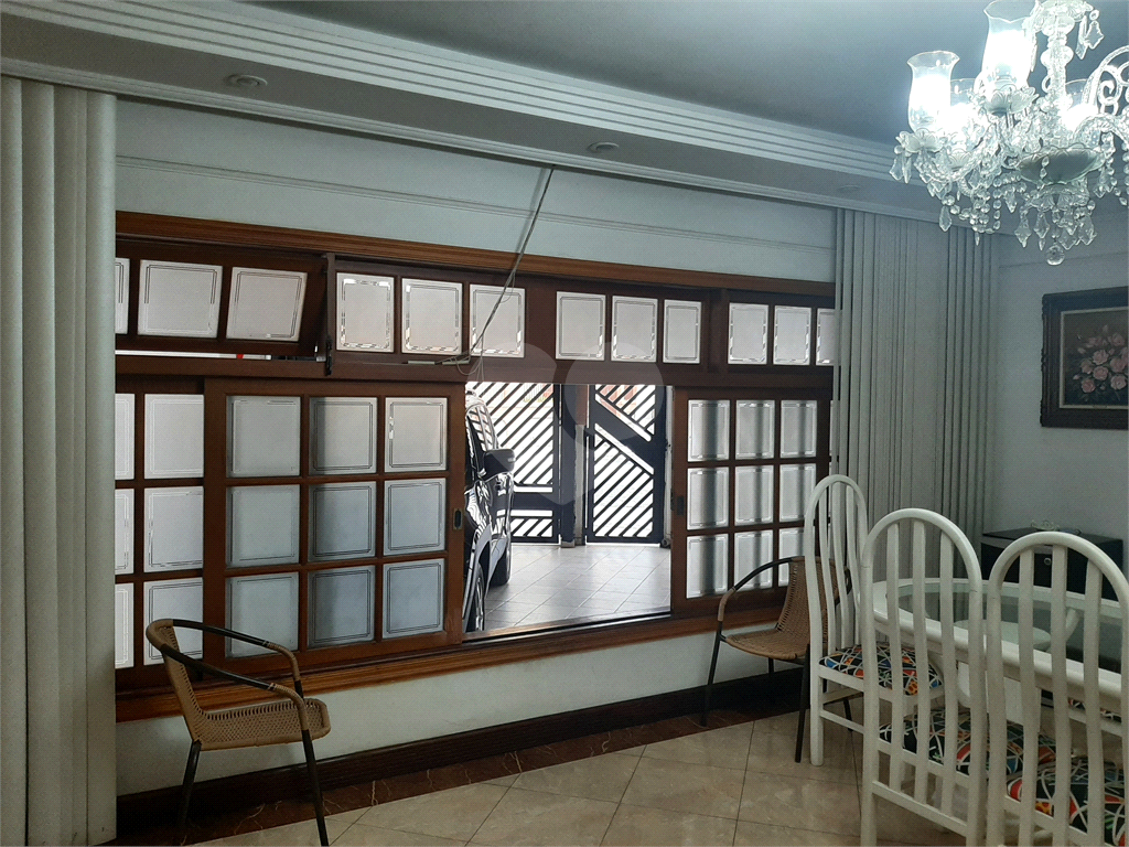 Casa térrea com 3 quartos (2 suítes), piscina, área gourmet e 4 vagas cobertas
