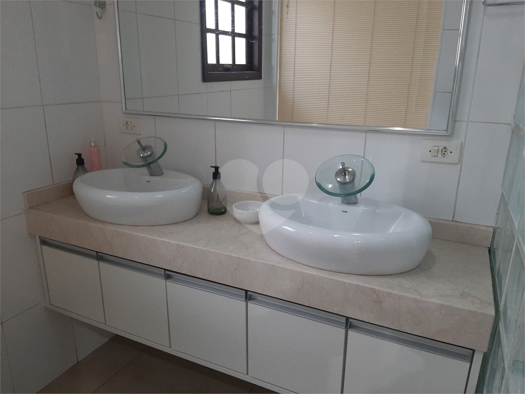 Casa térrea com 3 quartos (2 suítes), piscina, área gourmet e 4 vagas cobertas