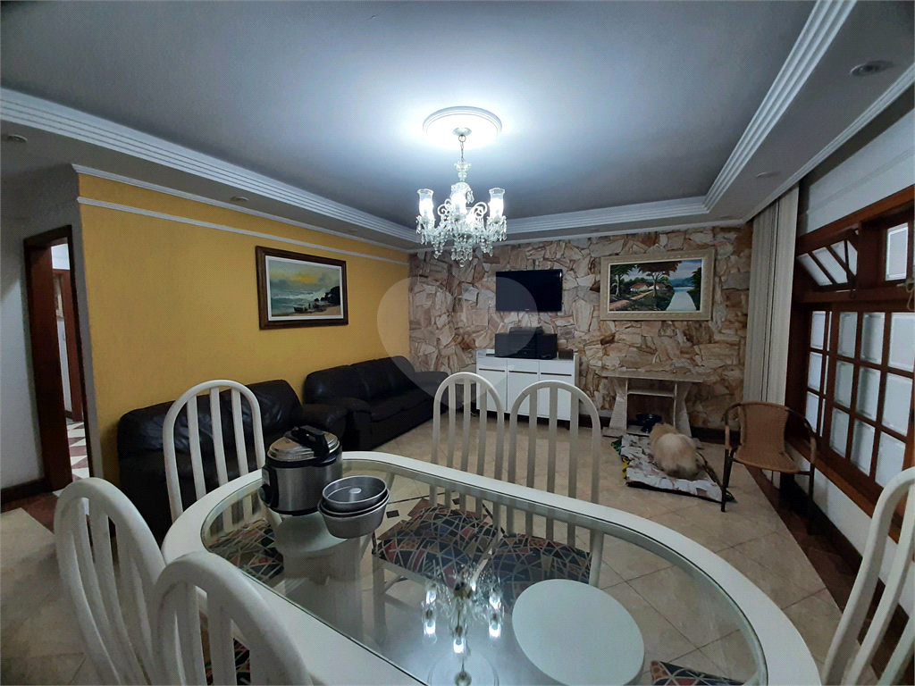 Casa térrea com 3 quartos (2 suítes), piscina, área gourmet e 4 vagas cobertas