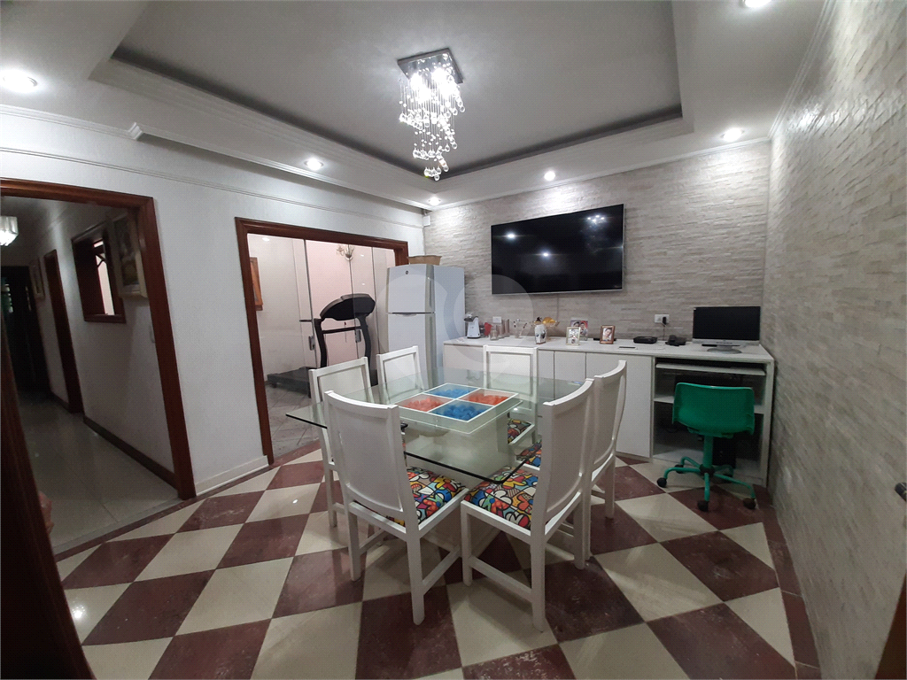 Casa térrea com 3 quartos (2 suítes), piscina, área gourmet e 4 vagas cobertas