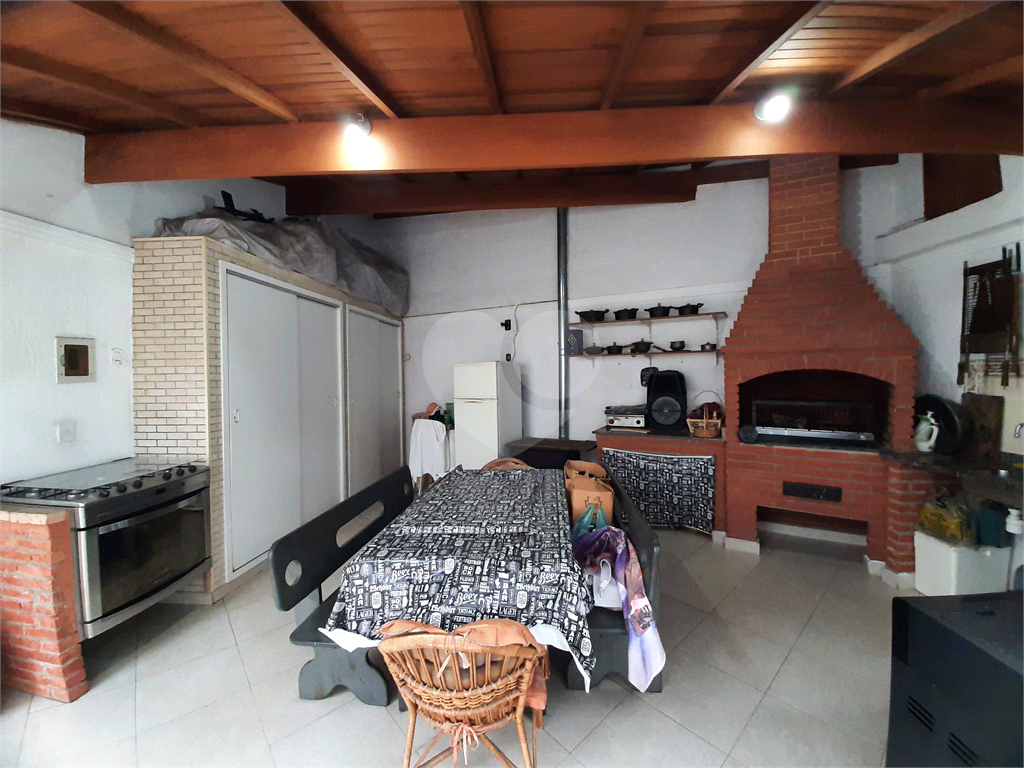 Casa térrea com 3 quartos (2 suítes), piscina, área gourmet e 4 vagas cobertas