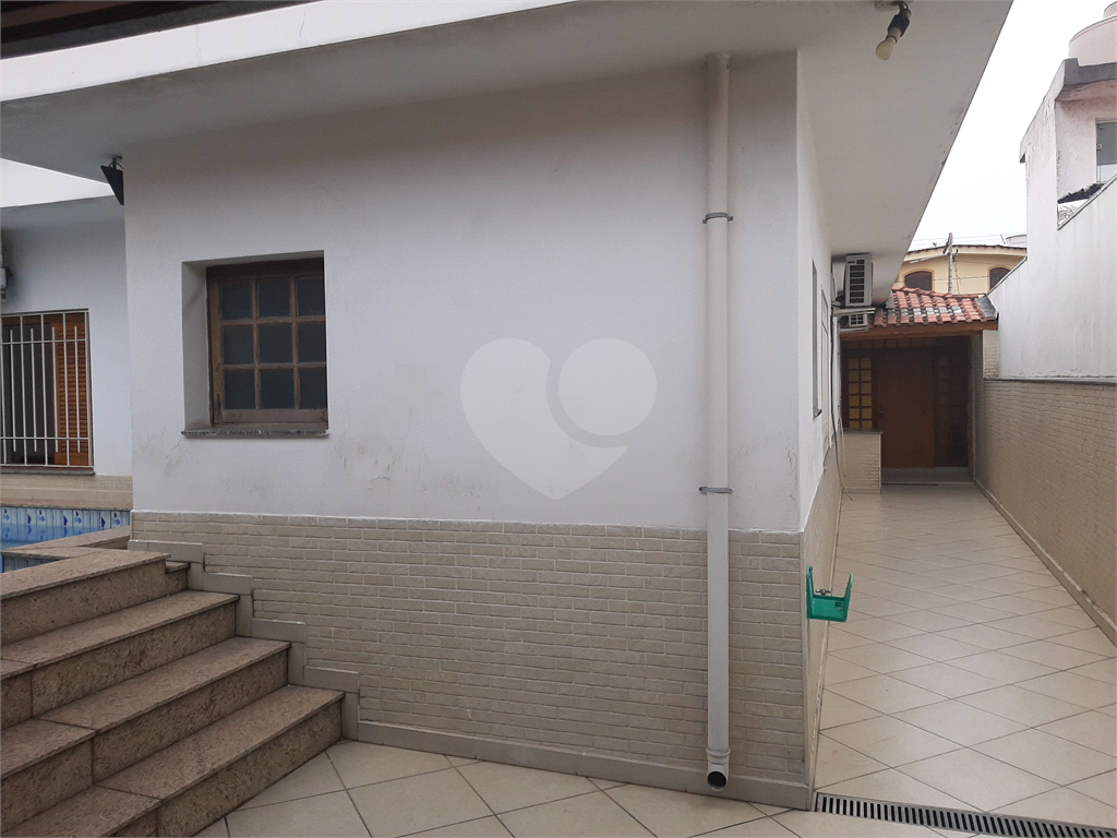 Casa térrea com 3 quartos (2 suítes), piscina, área gourmet e 4 vagas cobertas