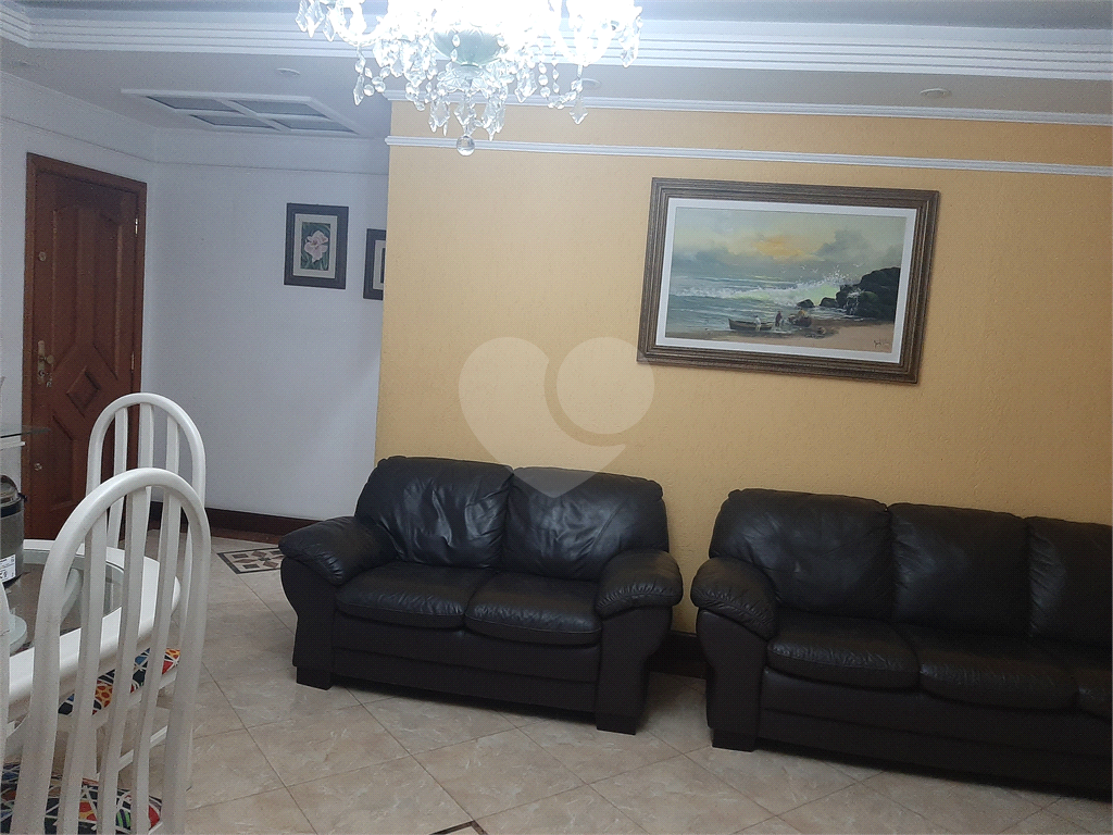 Casa térrea com 3 quartos (2 suítes), piscina, área gourmet e 4 vagas cobertas