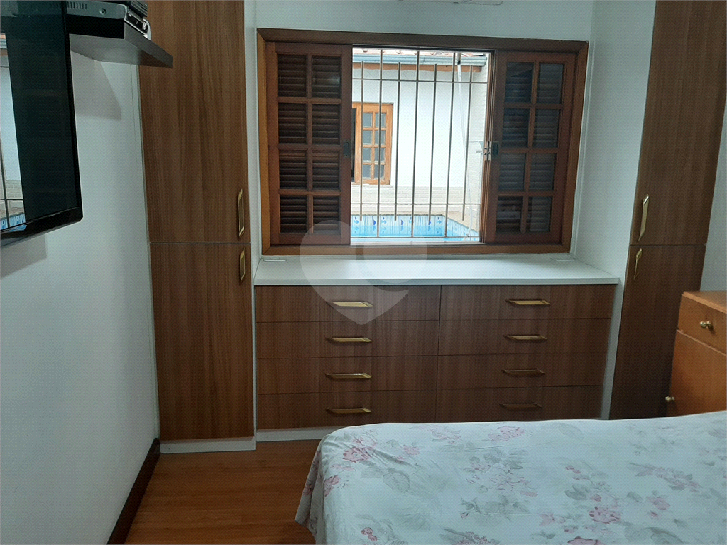 Casa térrea com 3 quartos (2 suítes), piscina, área gourmet e 4 vagas cobertas