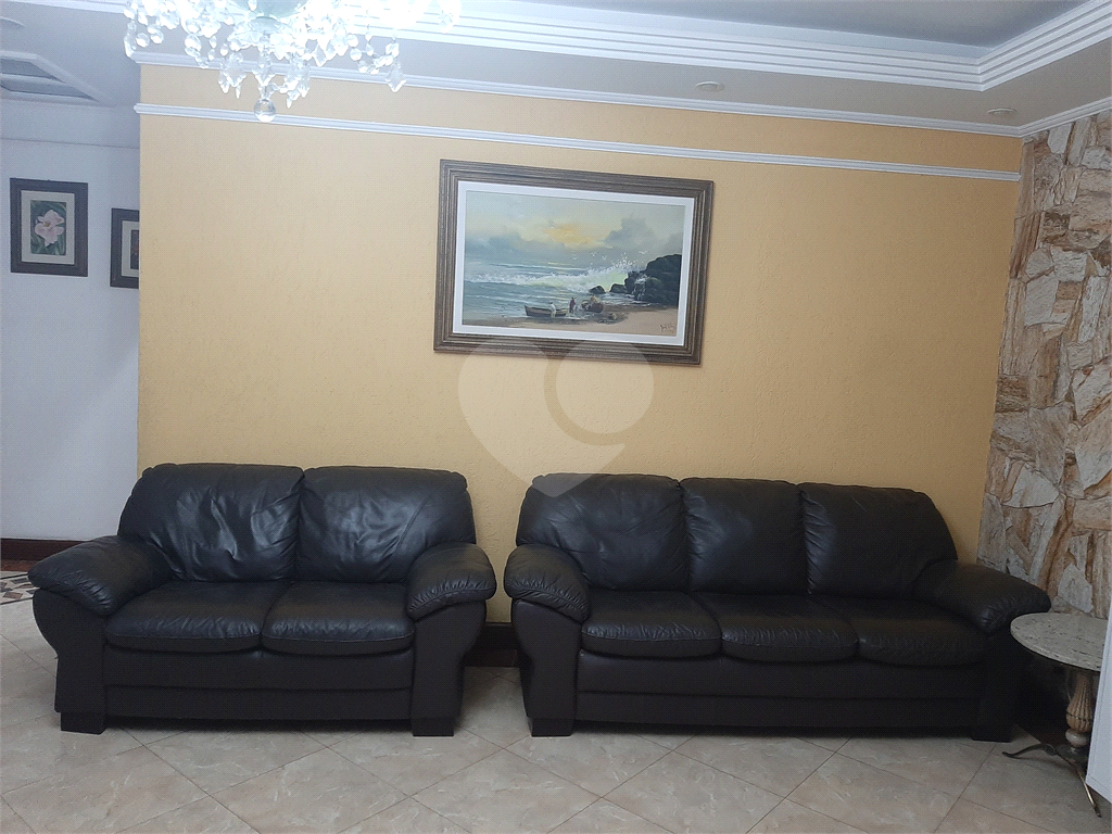 Casa térrea com 3 quartos (2 suítes), piscina, área gourmet e 4 vagas cobertas