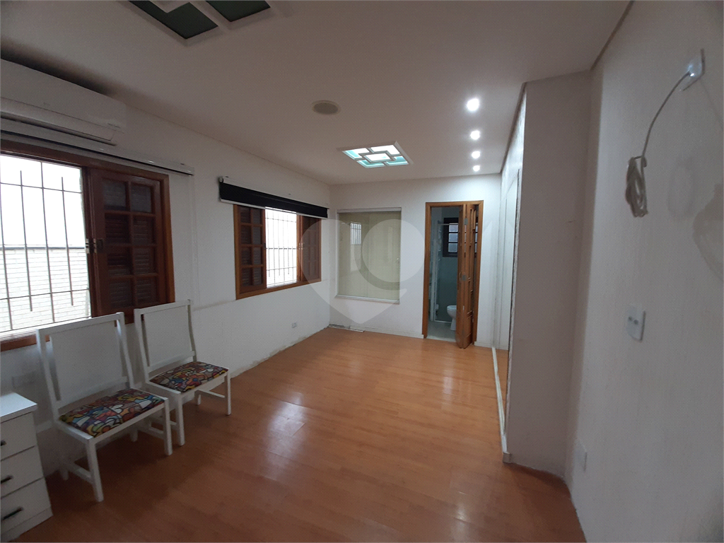 Casa térrea com 3 quartos (2 suítes), piscina, área gourmet e 4 vagas cobertas