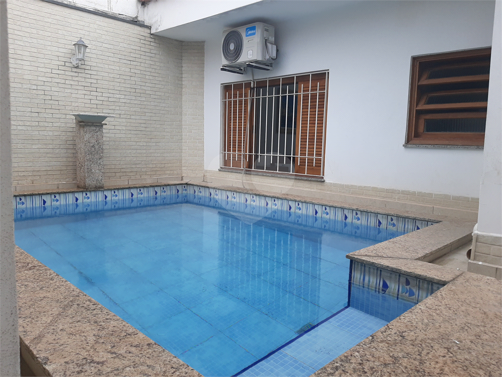 Casa térrea com 3 quartos (2 suítes), piscina, área gourmet e 4 vagas cobertas