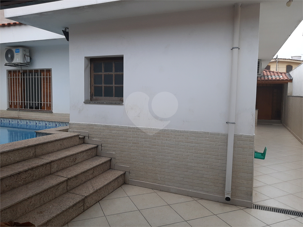 Casa térrea com 3 quartos (2 suítes), piscina, área gourmet e 4 vagas cobertas