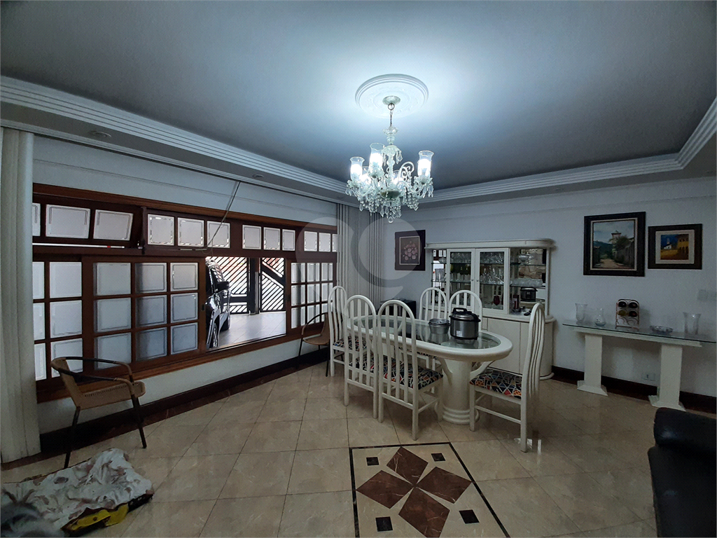 Casa térrea com 3 quartos (2 suítes), piscina, área gourmet e 4 vagas cobertas