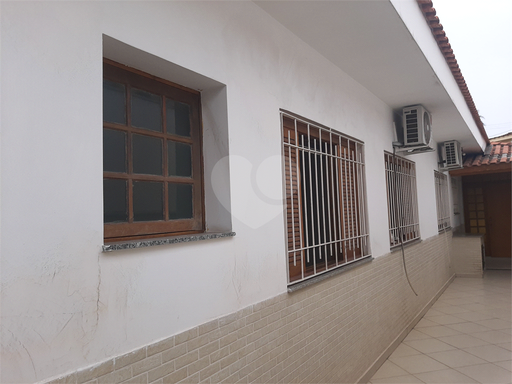 Casa térrea com 3 quartos (2 suítes), piscina, área gourmet e 4 vagas cobertas