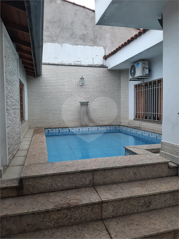 Casa térrea com 3 quartos (2 suítes), piscina, área gourmet e 4 vagas cobertas