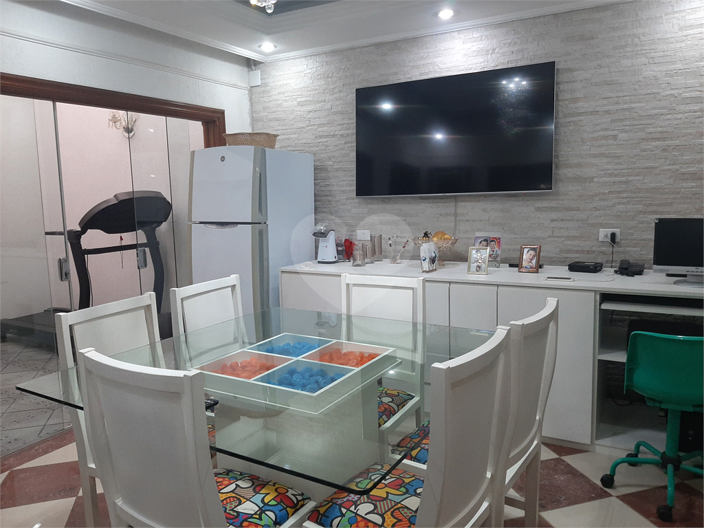 Casa térrea com 3 quartos (2 suítes), piscina, área gourmet e 4 vagas cobertas