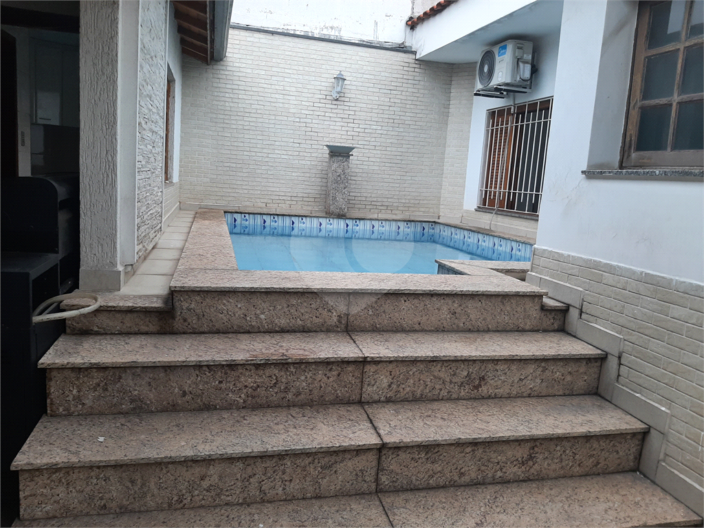 Casa térrea com 3 quartos (2 suítes), piscina, área gourmet e 4 vagas cobertas