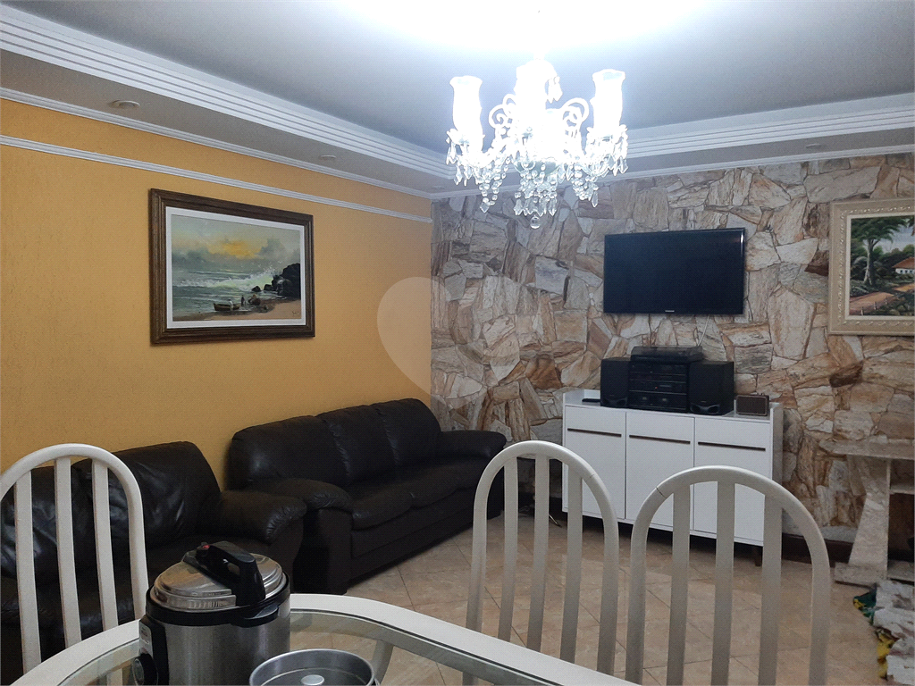 Casa térrea com 3 quartos (2 suítes), piscina, área gourmet e 4 vagas cobertas