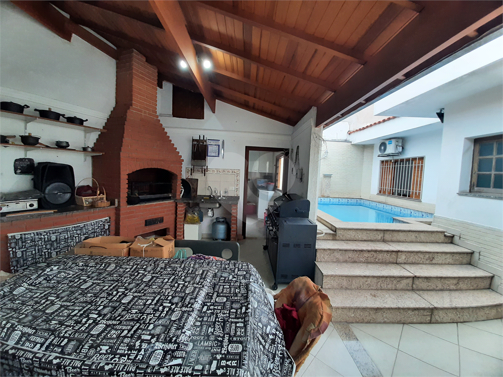 Casa térrea com 3 quartos (2 suítes), piscina, área gourmet e 4 vagas cobertas