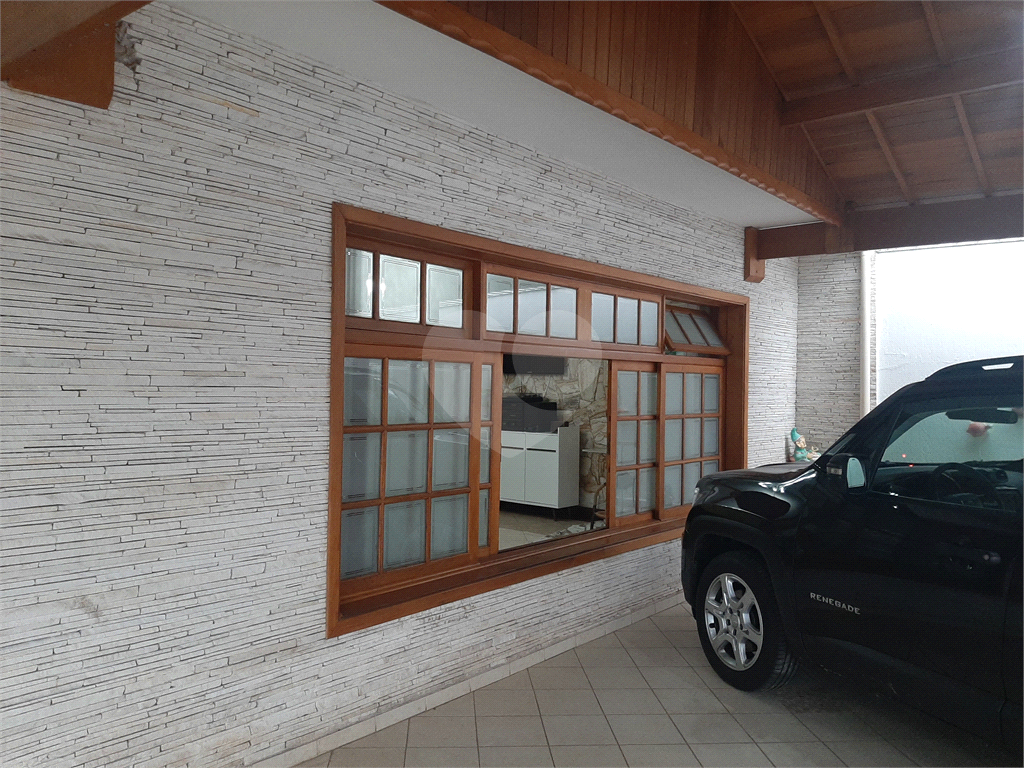 Casa térrea com 3 quartos (2 suítes), piscina, área gourmet e 4 vagas cobertas