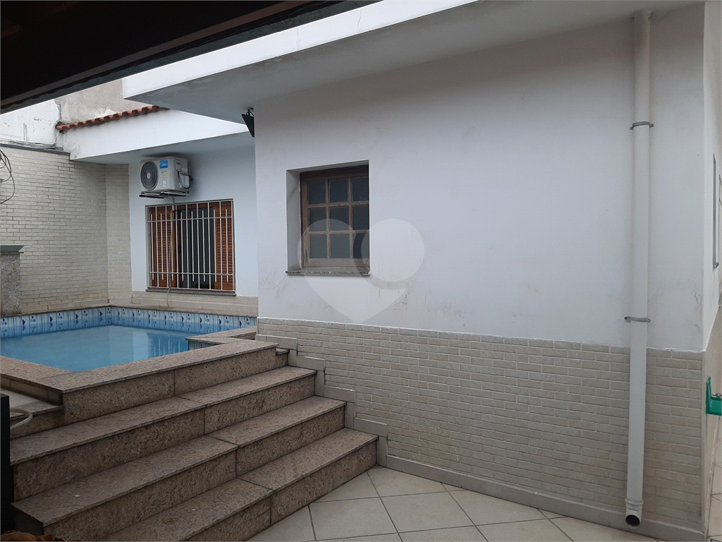 Casa térrea com 3 quartos (2 suítes), piscina, área gourmet e 4 vagas cobertas