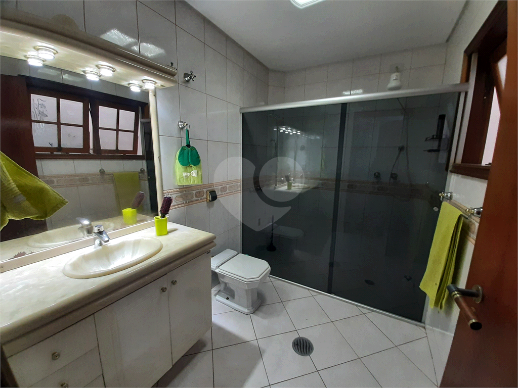 Casa térrea com 3 quartos (2 suítes), piscina, área gourmet e 4 vagas cobertas