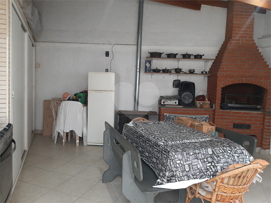 Casa térrea com 3 quartos (2 suítes), piscina, área gourmet e 4 vagas cobertas