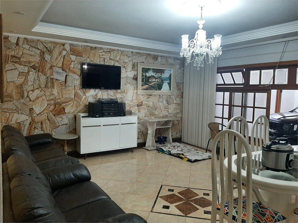 Casa térrea com 3 quartos (2 suítes), piscina, área gourmet e 4 vagas cobertas