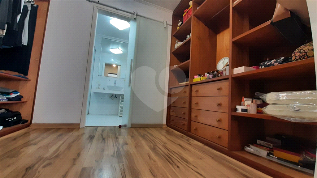 Sobrado com 3 suítes, dependência de empregada, 4 vagas e próximo do Parque Chácara do Jóquei.