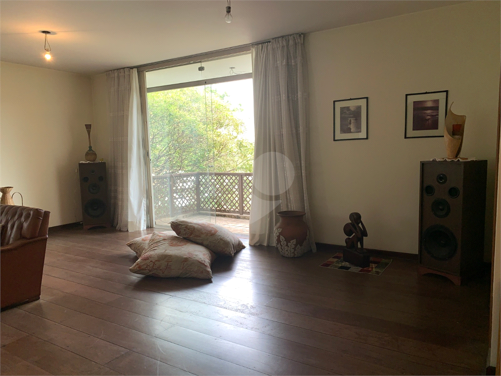 Oportunidade de viver bem com muito espaço, conforto e área verde!