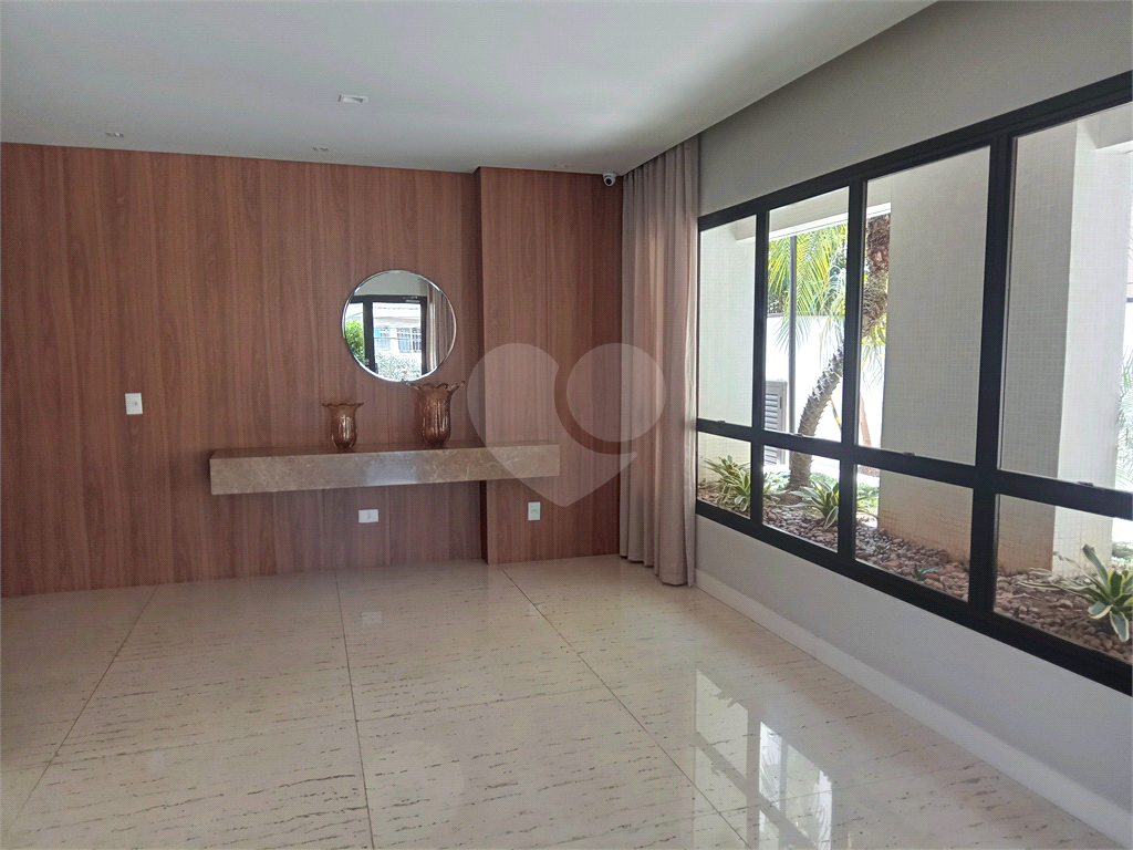 Apartamento mobiliado para locação com 3 suítes e 3 vagas.