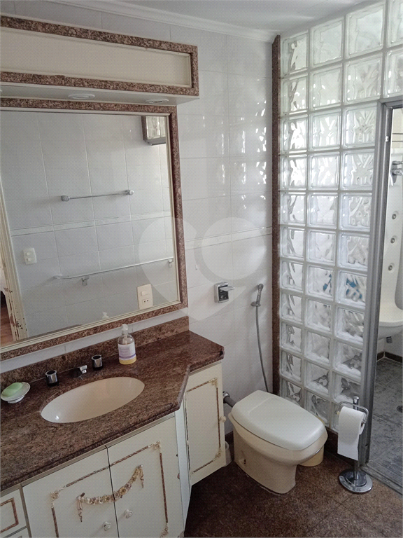 Apartamento mobiliado para locação com 3 suítes e 3 vagas.