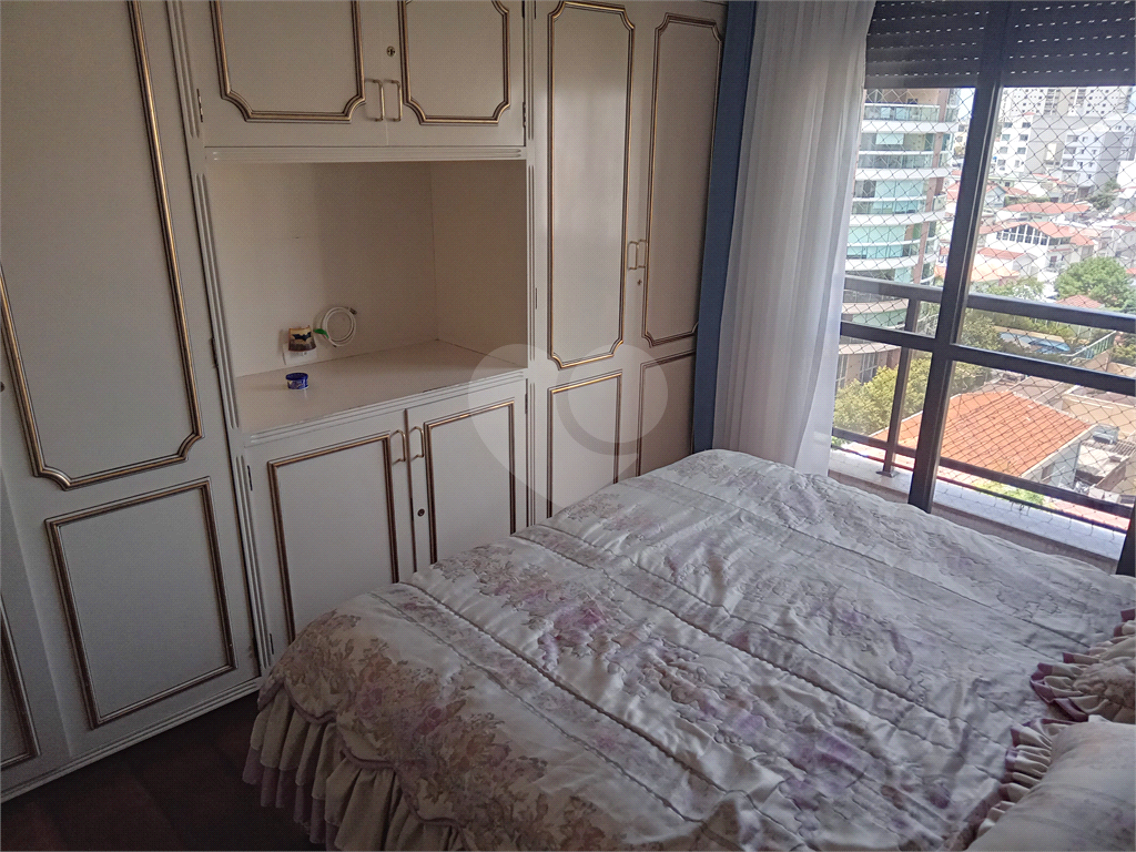 Apartamento mobiliado para locação com 3 suítes e 3 vagas.
