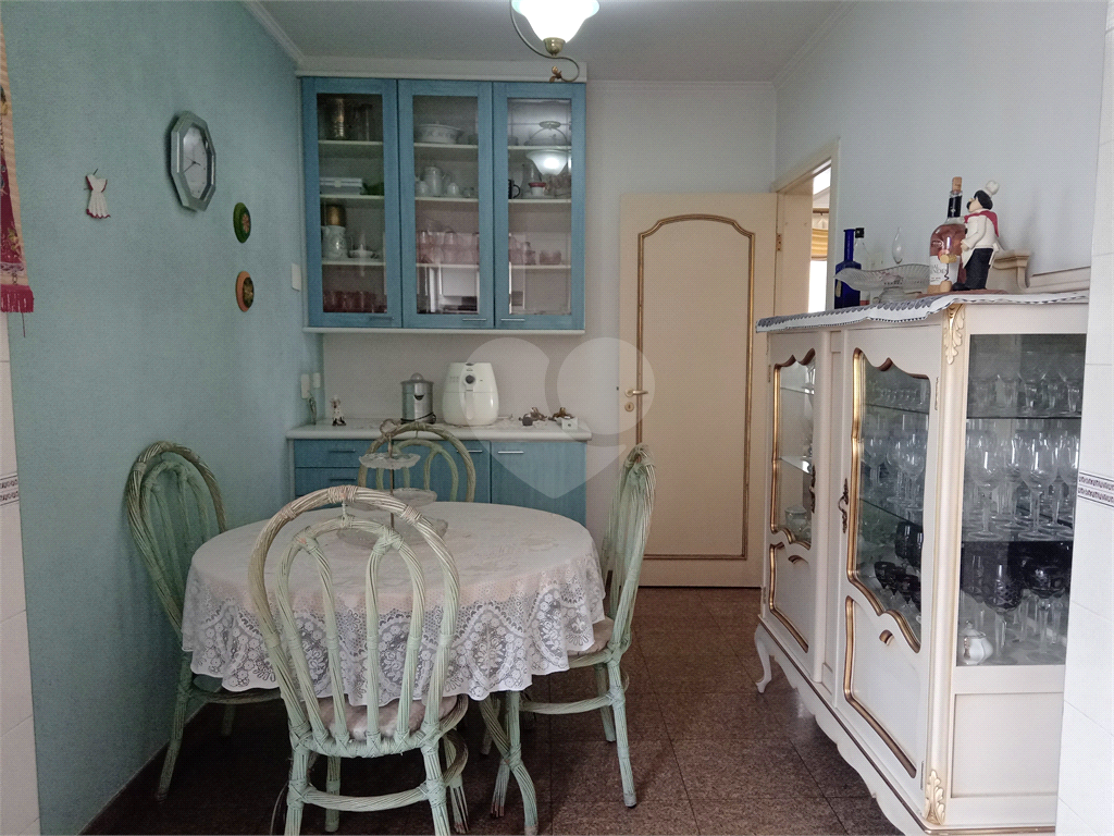 Apartamento mobiliado para locação com 3 suítes e 3 vagas.