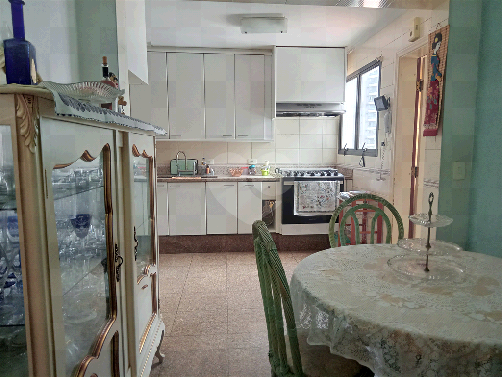 Apartamento mobiliado para locação com 3 suítes e 3 vagas.