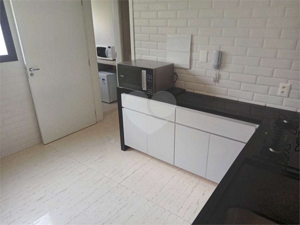 Apartamento mobiliado para locação com 3 suítes e 3 vagas.