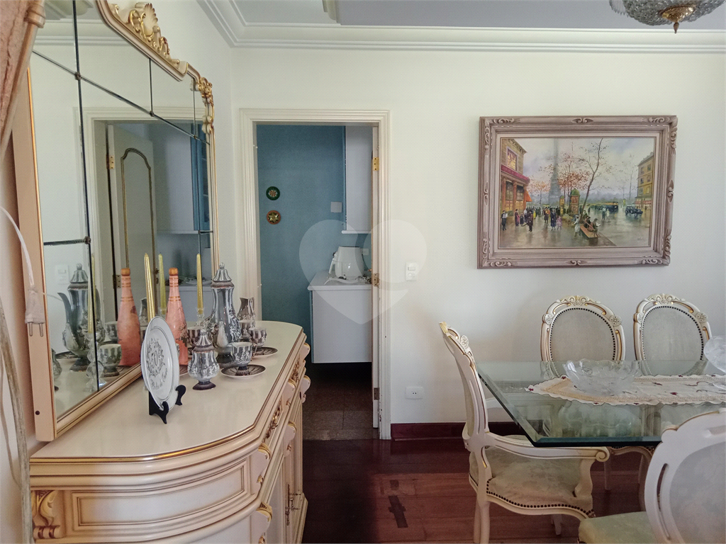 Apartamento mobiliado para locação com 3 suítes e 3 vagas.