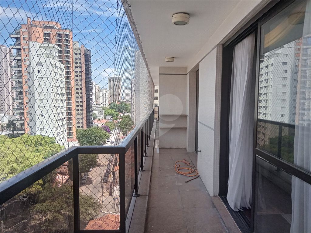 Apartamento mobiliado para locação com 3 suítes e 3 vagas.