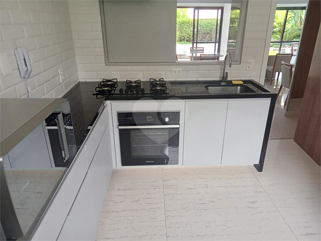 Apartamento mobiliado para locação com 3 suítes e 3 vagas.