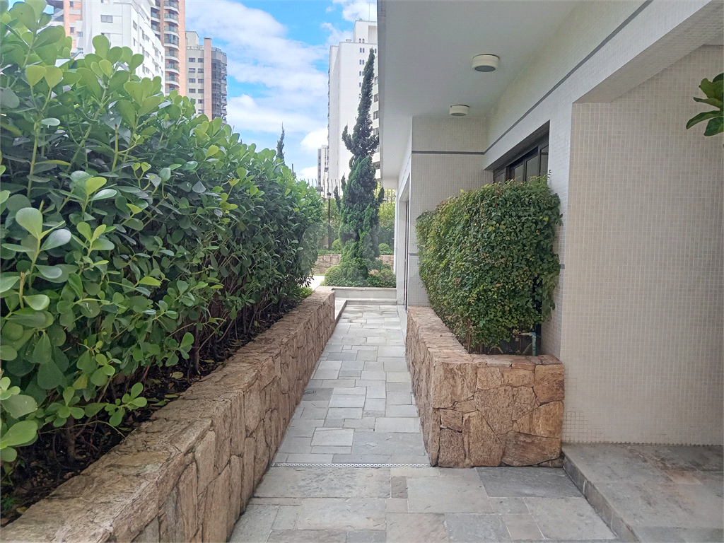 Apartamento mobiliado para locação com 3 suítes e 3 vagas.