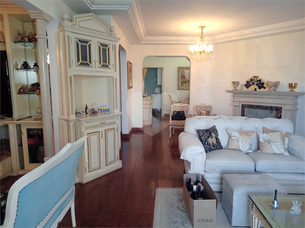 Apartamento mobiliado para locação com 3 suítes e 3 vagas.