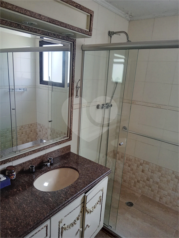 Apartamento mobiliado para locação com 3 suítes e 3 vagas.