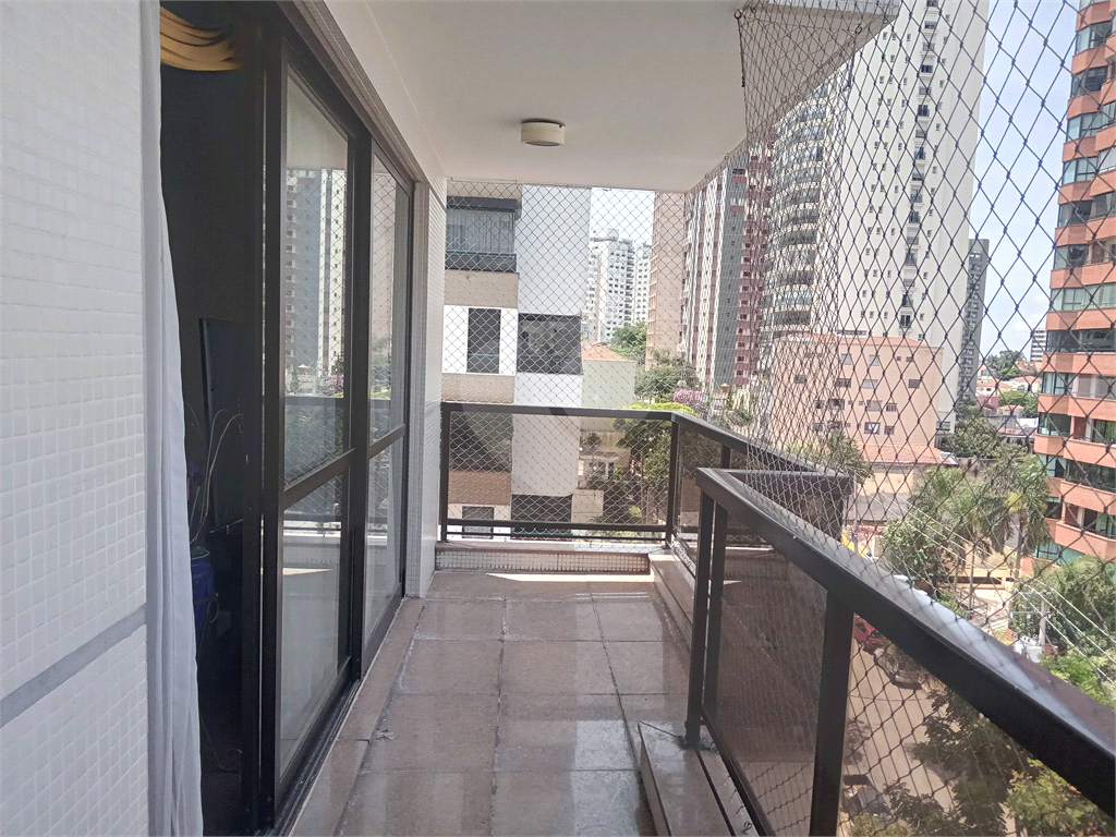 Apartamento mobiliado para locação com 3 suítes e 3 vagas.