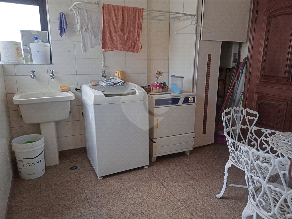 Apartamento mobiliado para locação com 3 suítes e 3 vagas.