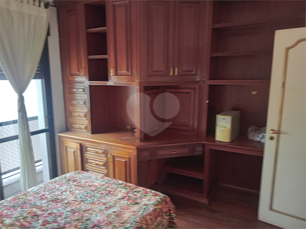Apartamento mobiliado para locação com 3 suítes e 3 vagas.