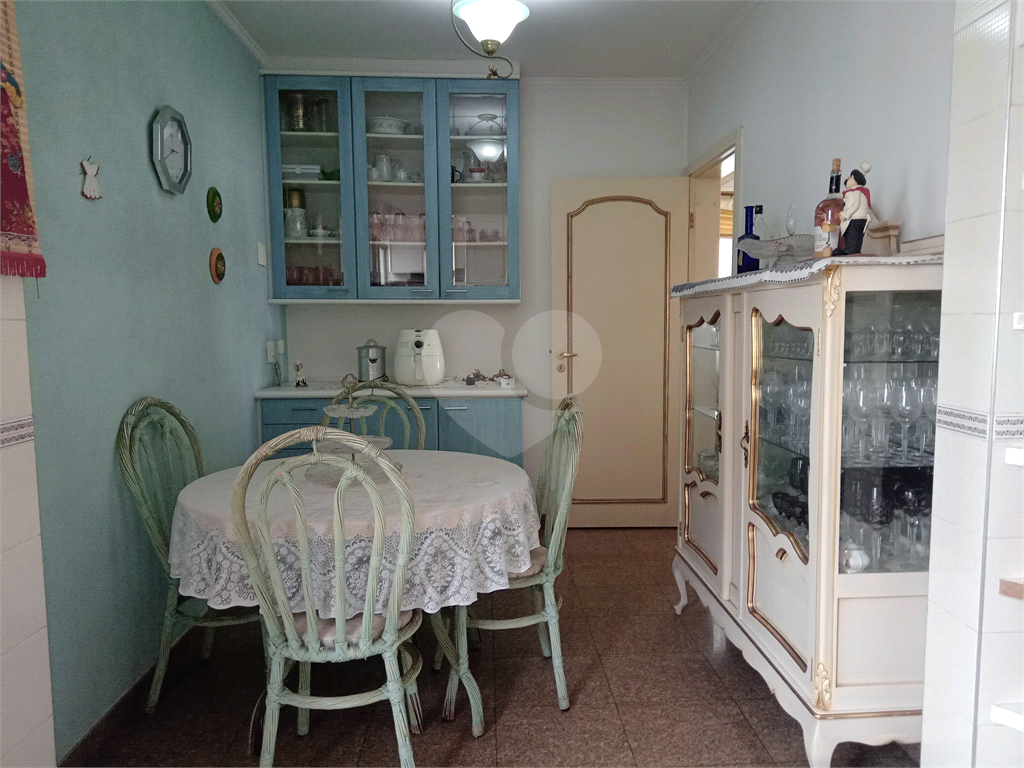 Apartamento mobiliado para locação com 3 suítes e 3 vagas.