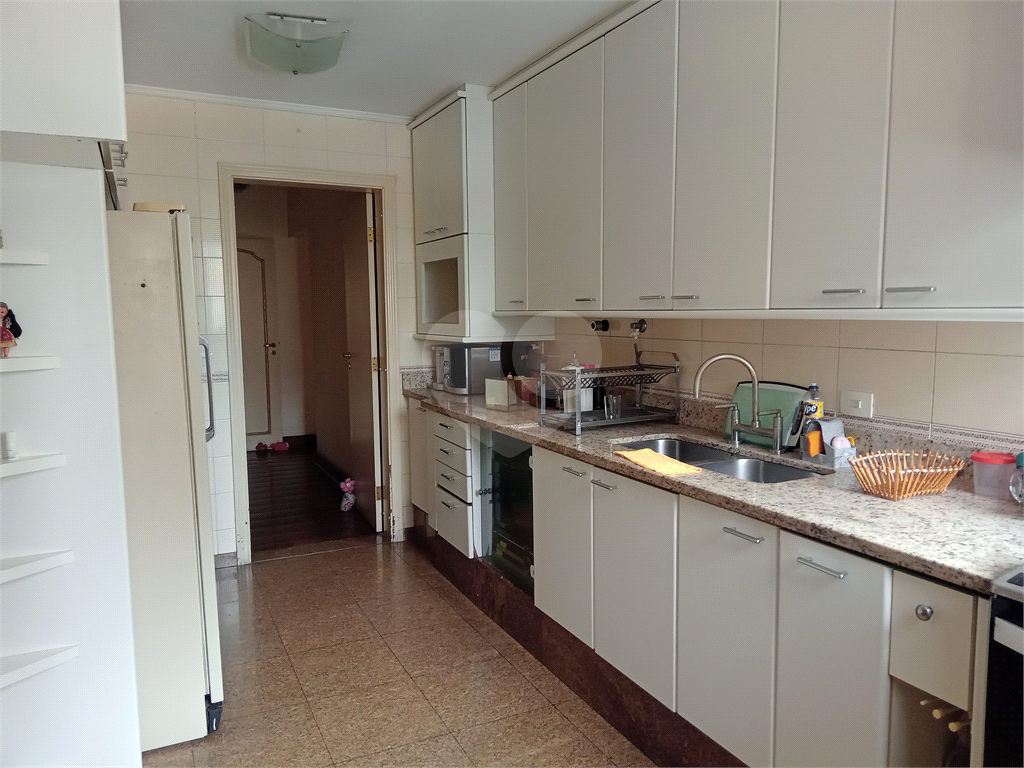 Apartamento mobiliado para locação com 3 suítes e 3 vagas.