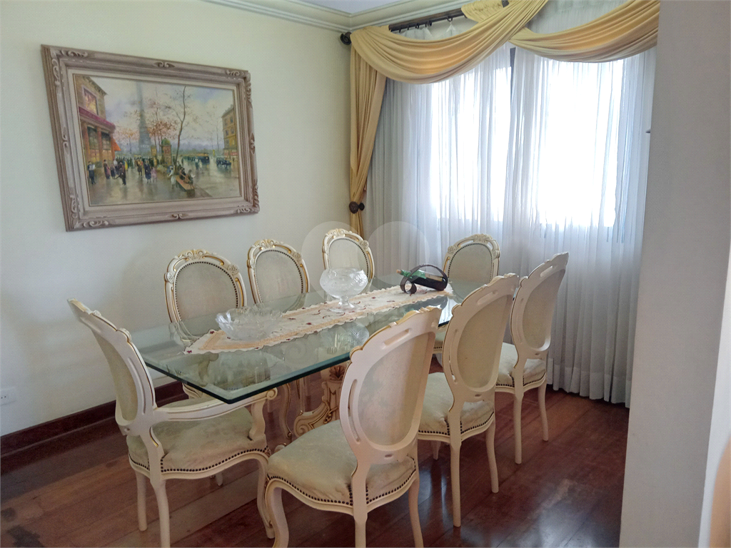 Apartamento mobiliado para locação com 3 suítes e 3 vagas.