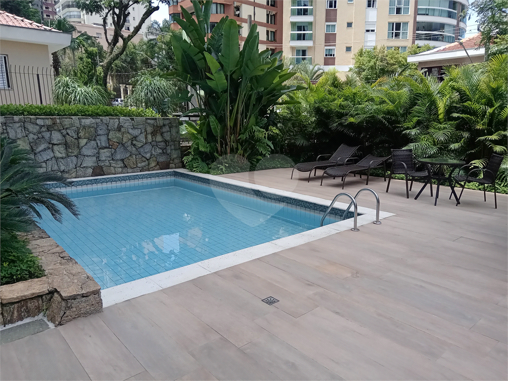 Apartamento mobiliado para locação com 3 suítes e 3 vagas.